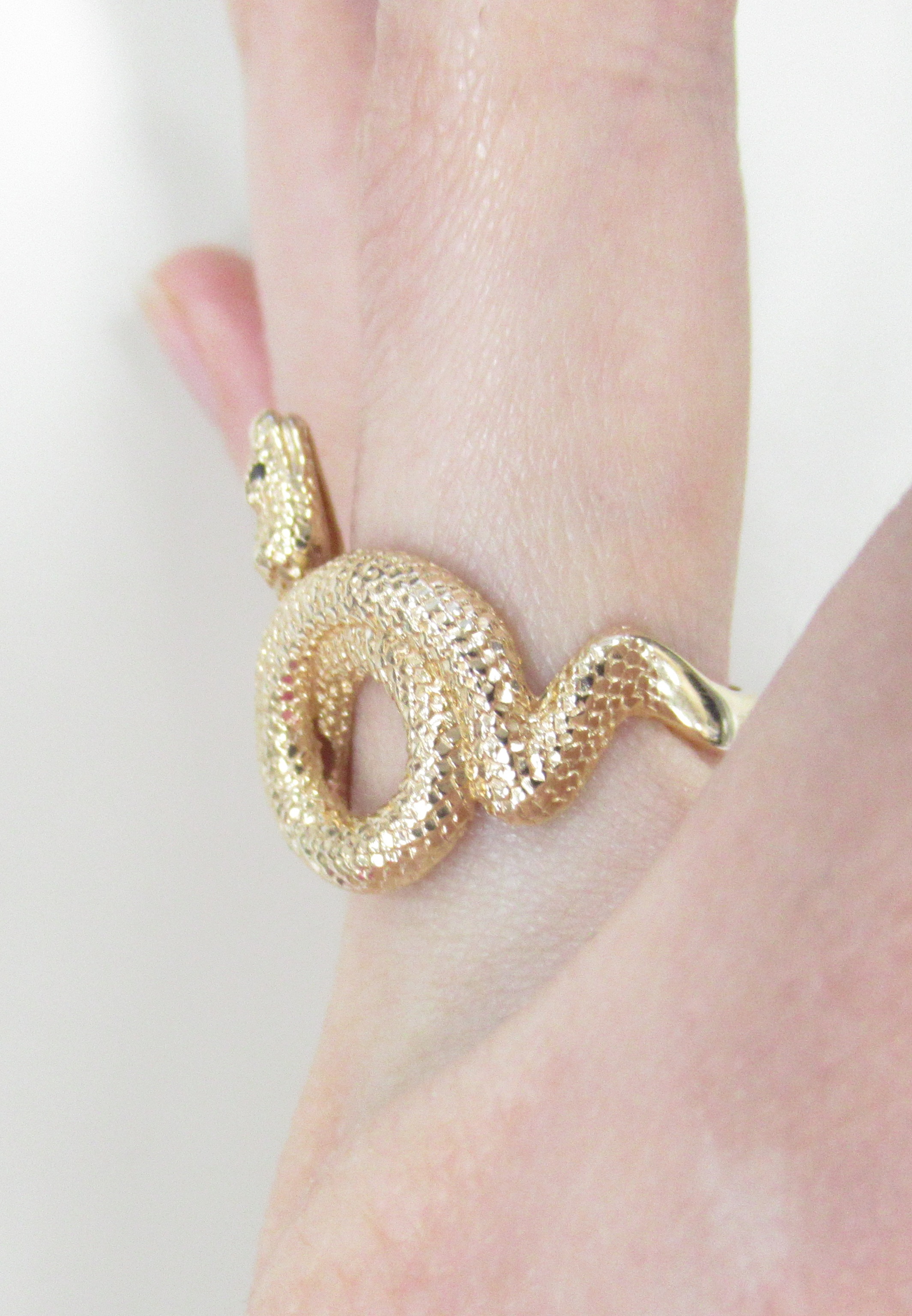 Кольцо из золота с фианитами "Змея"